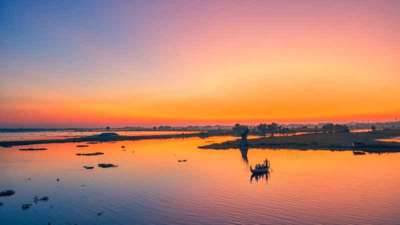 Bóng người ngắm hoàng hôn buồn chất lượng cao