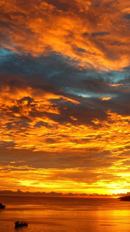 Bóng người ngắm hoàng hôn buồn trên cát