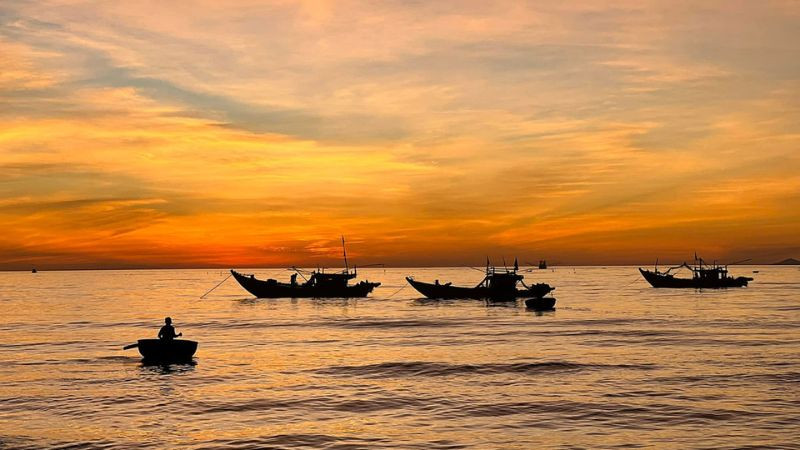 Bóng người trên bãi cát ngắm bình minh, một khoảnh khắc ảnh biển đẹp