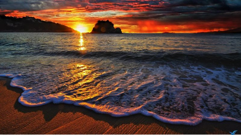 Bóng thuyền trên nền trời hoàng hôn, một hình ảnh biển đẹp đầy chất thơ