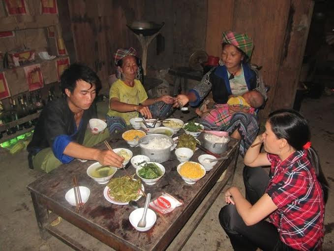 Bữa cơm gia đình đơn giản nhưng ấm áp