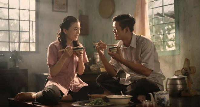 Bữa cơm lãng mạn và vui vẻ của cặp vợ chồng son