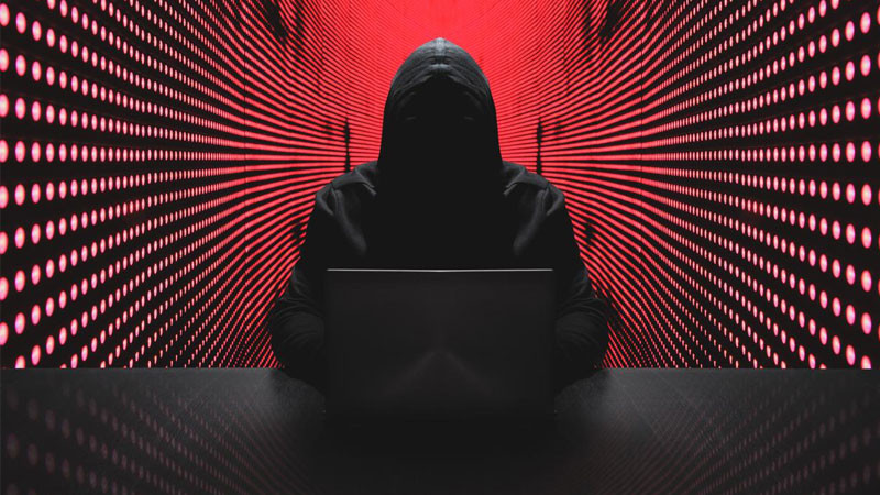 Bức ảnh 4K về không gian làm việc của hacker với nhiều màn hình và thiết bị kết nối