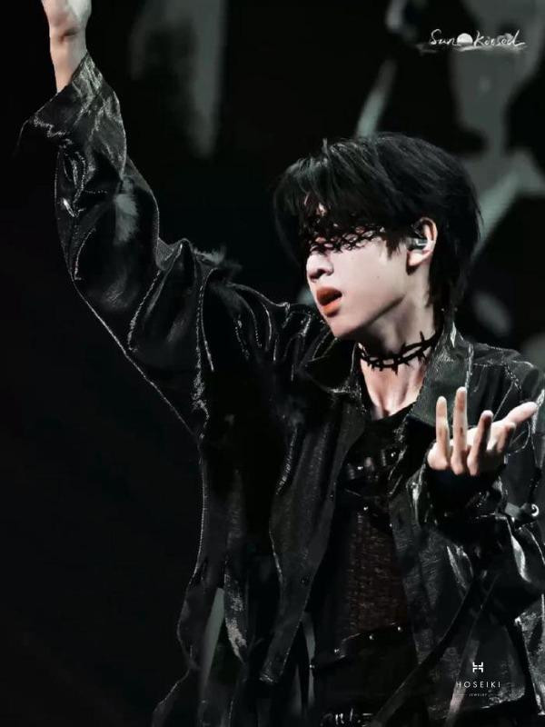 Bức ảnh chân dung thiếu nữ với ánh mắt sắc sảo và thần thái cuốn hút