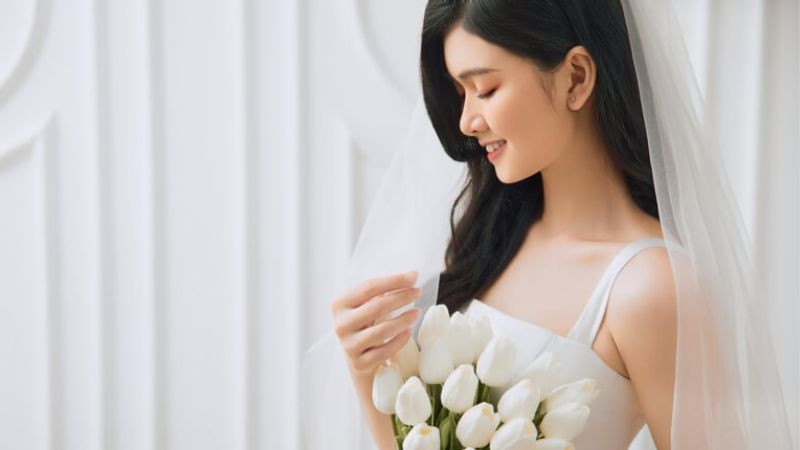 Bức ảnh cô dâu với chất lượng sắc nét, ánh sáng tự nhiên làm nổi bật vẻ đẹp.