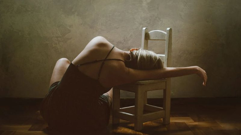 Bức ảnh cô đơn với bố cục và ánh sáng nghệ thuật, gợi cảm giác sâu lắng