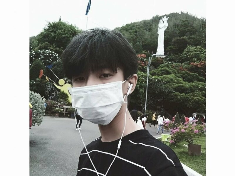 Bức ảnh đẹp nhất về trai đẹp đeo khẩu trang trắng