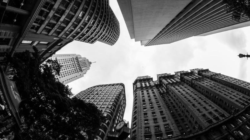 Vẻ Đẹp Vượt Thời Gian Của Ảnh Trắng Đen Bức ảnh đường phố đơn sắc với kiến trúc và con người