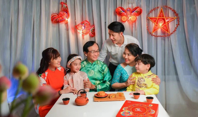 Bức ảnh gia đình vui vẻ cùng nhau chuẩn bị đón Tết Trung Thu