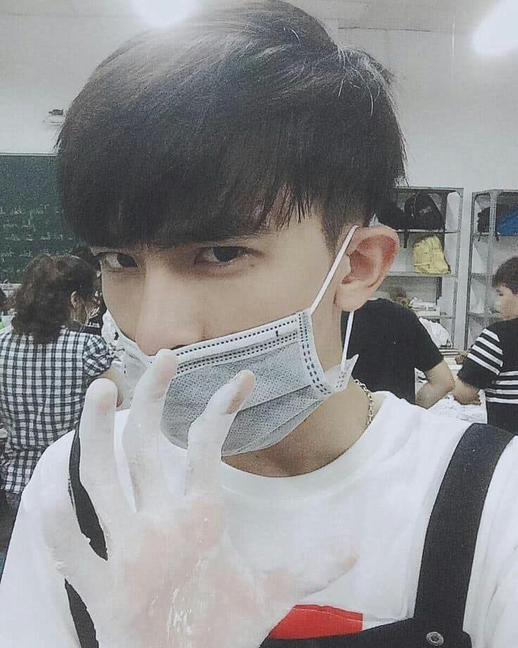 Bức ảnh hài hước về trai đẹp đeo khẩu trang