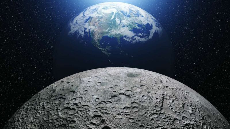 Bức ảnh mặt trăng trong đêm đầy sao huyền ảo