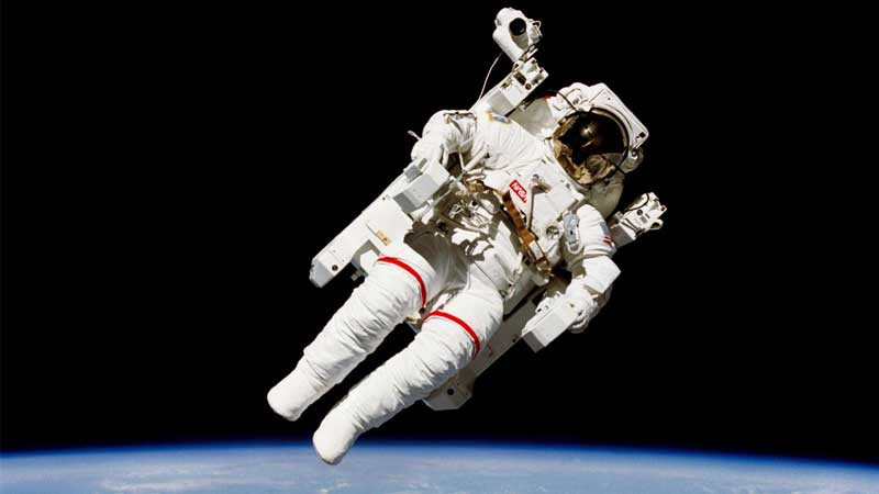 Bức ảnh nền thể hiện sự cô đơn trong không gian