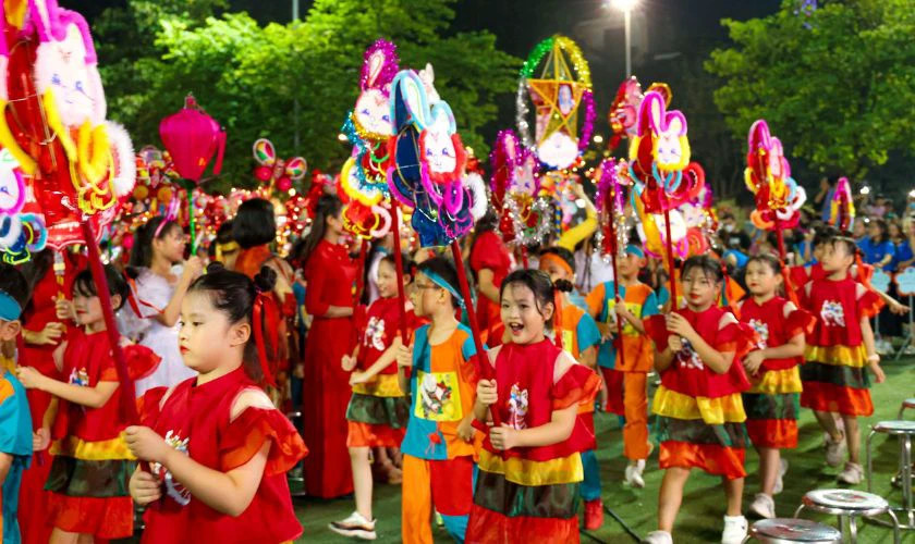 Bức ảnh thiếu nhi vui vẻ cầm đèn lồng đa dạng hình dáng rước đèn đêm Trung Thu
