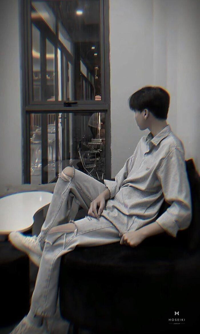 Bức ảnh trai đẹp che mặt tinh tế, nhấn mạnh sự quyến rũ bí ẩn.