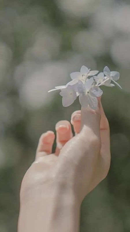 Bức ảnh trừu tượng với màu sắc bí ẩn, phản ánh cảm xúc buồn bã