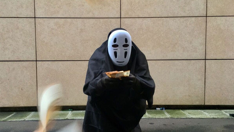 Bức tranh kinh dị hài hước với màu sắc tươi sáng