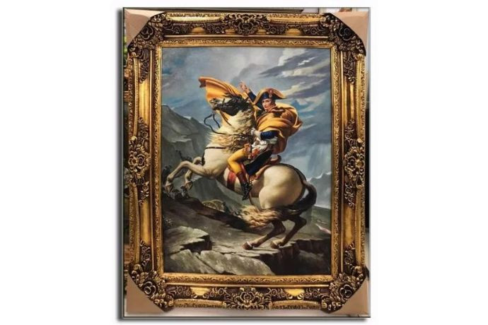 Bức tranh Napoleon cưỡi ngựa thể hiện phong cách Tân cổ điển với tư thế anh hùng và bối cảnh núi non hùng vĩ.