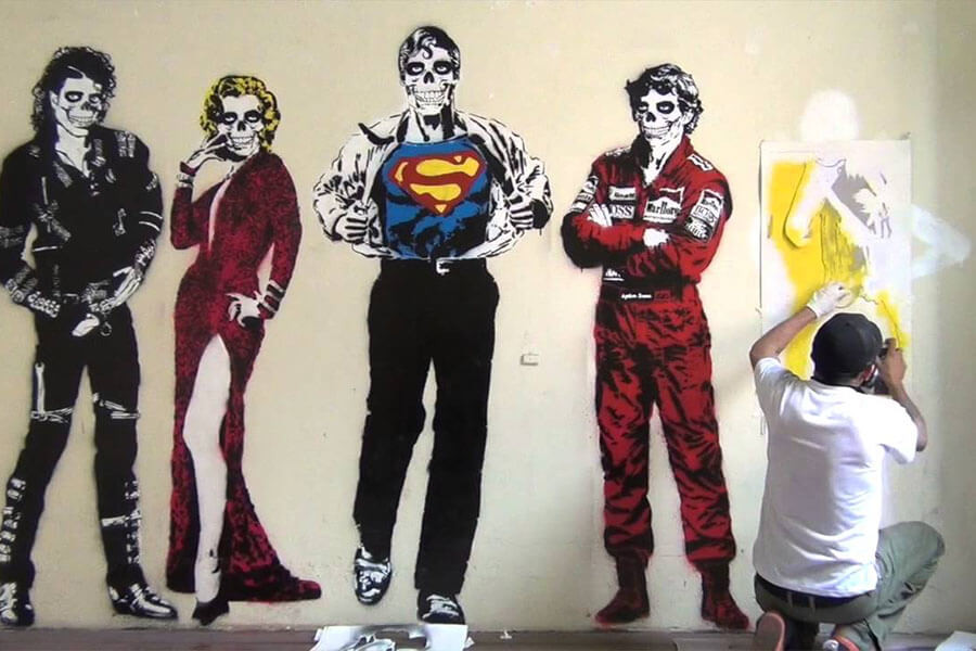 Bức tranh tường sử dụng kỹ thuật stencil (khuôn tô), một hình thức nghệ thuật đường phố phổ biến