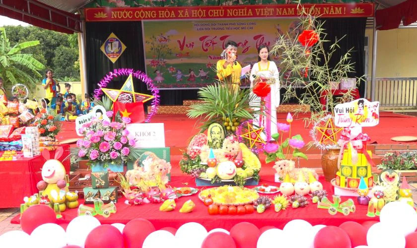 Bức tranh vẽ chú Cuội và chị Hằng vui chơi cùng các em nhỏ dưới ánh trăng rằm