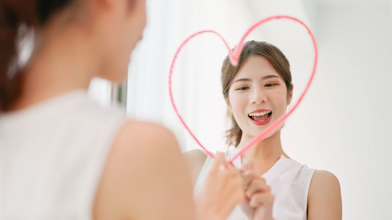 Bước đi tự tin, học cách tôn trọng và yêu thương bản thân sau khi trải qua cảm giác bị bỏ rơi