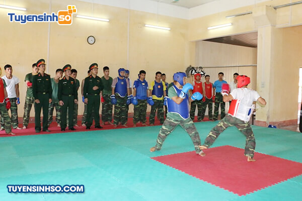 Buổi huấn luyện võ thuật tại Trường Sĩ quan Chính trị
