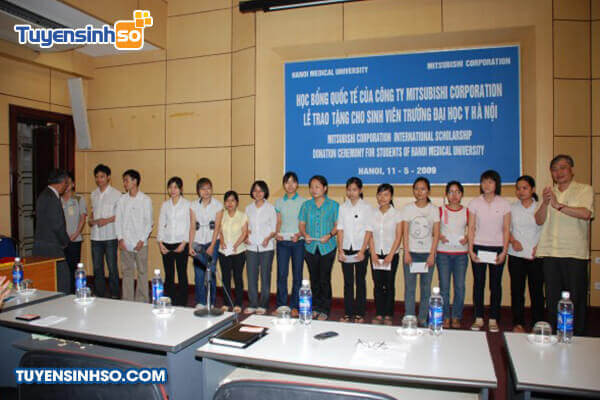 Buổi lễ trang trọng diễn ra tại Đại học Y Hà Nội, thể hiện các hoạt động của trường