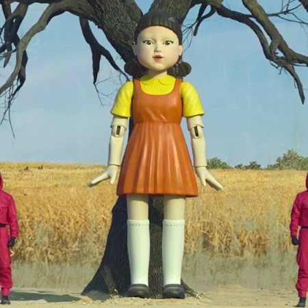 Búp bê Squid Game đứng giữa cánh đồng