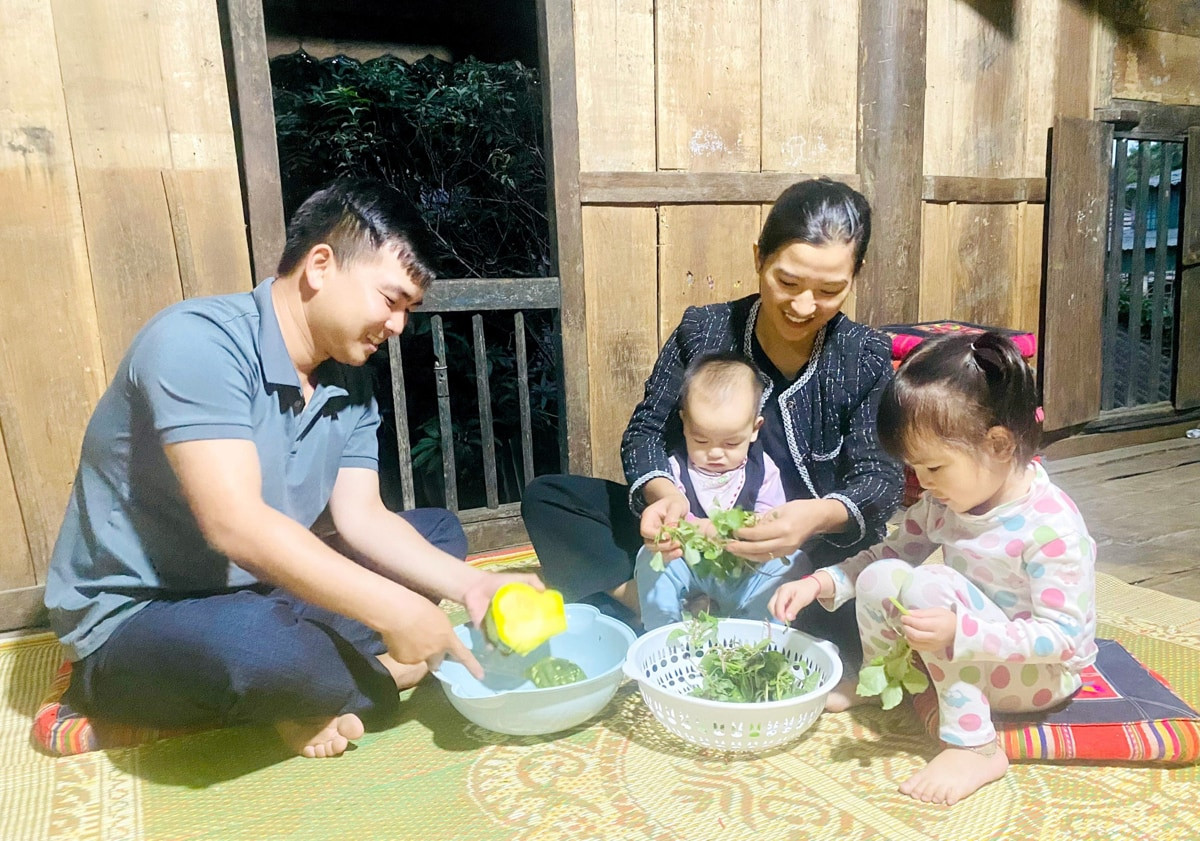 Cả gia đình cùng nhau chuẩn bị bữa cơm tối đầy đủ và ấm áp