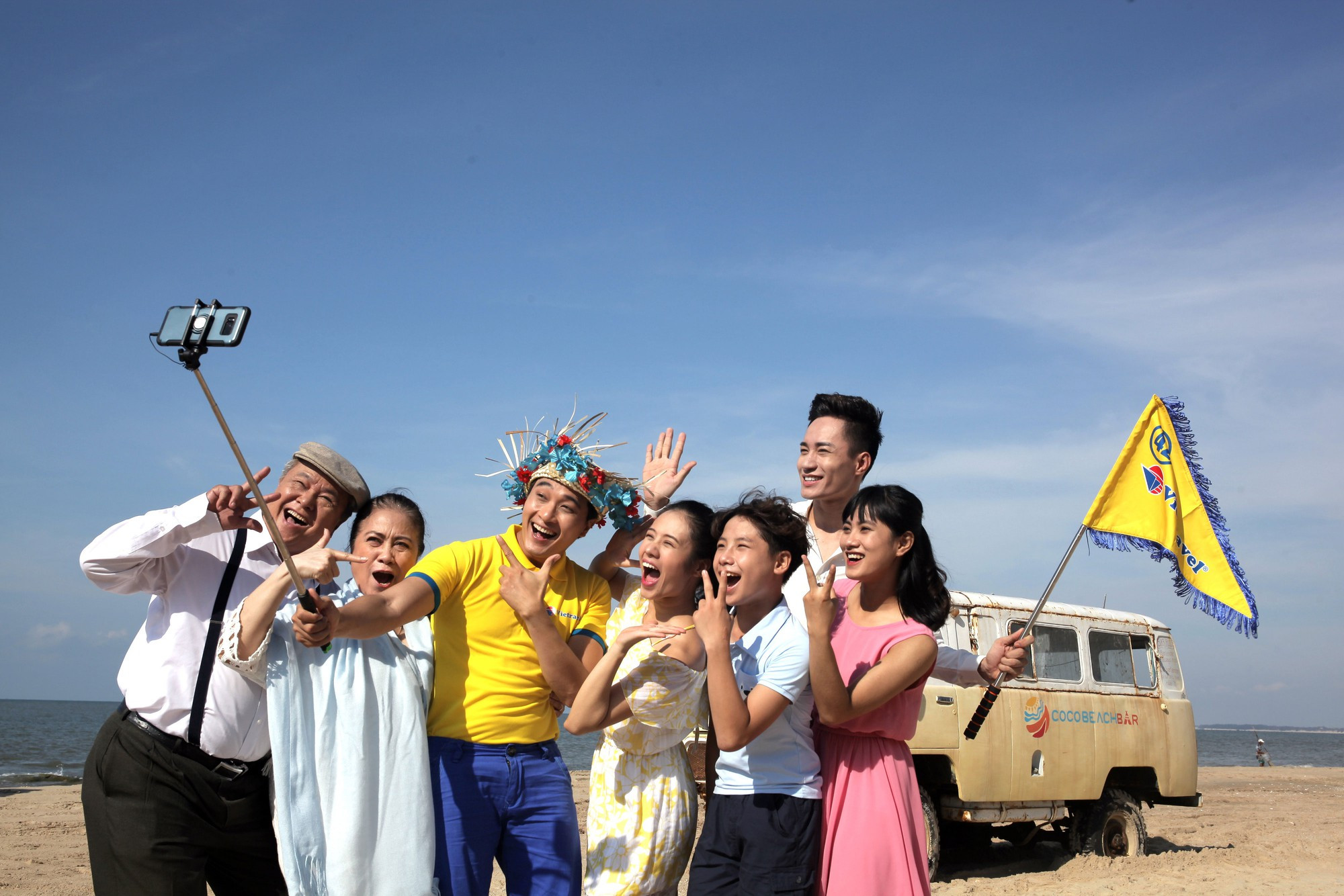 Cả gia đình cùng nhau chụp ảnh kỷ niệm trong chuyến du lịch đáng nhớ