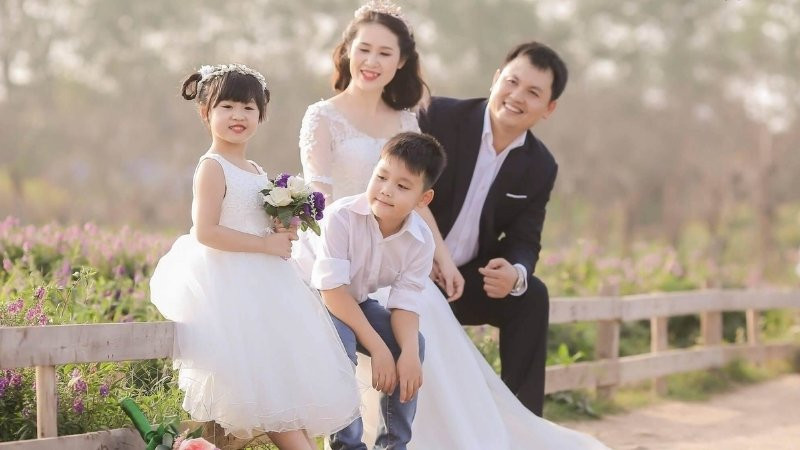 Cả gia đình cùng nhau ngắm cảnh trong ảnh kỷ niệm