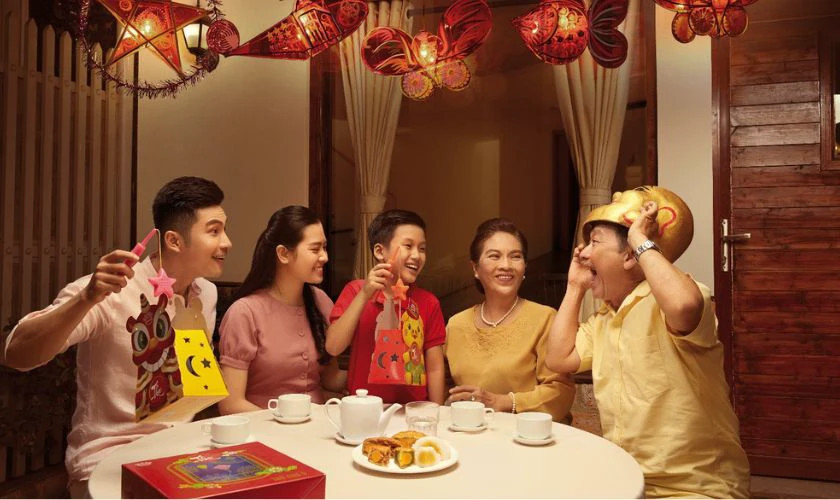 Cả nhà cùng nhau chơi đùa và tận hưởng không khí vui tươi ngày Tết Trung Thu