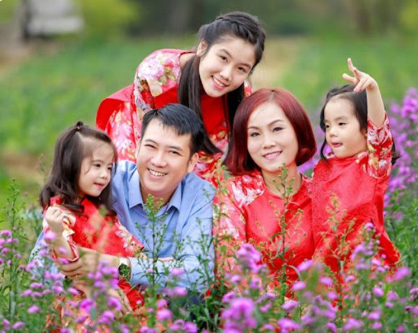 Cả nhà cùng nhau chụp ảnh kỷ niệm rạng rỡ trong ngày đầu xuân