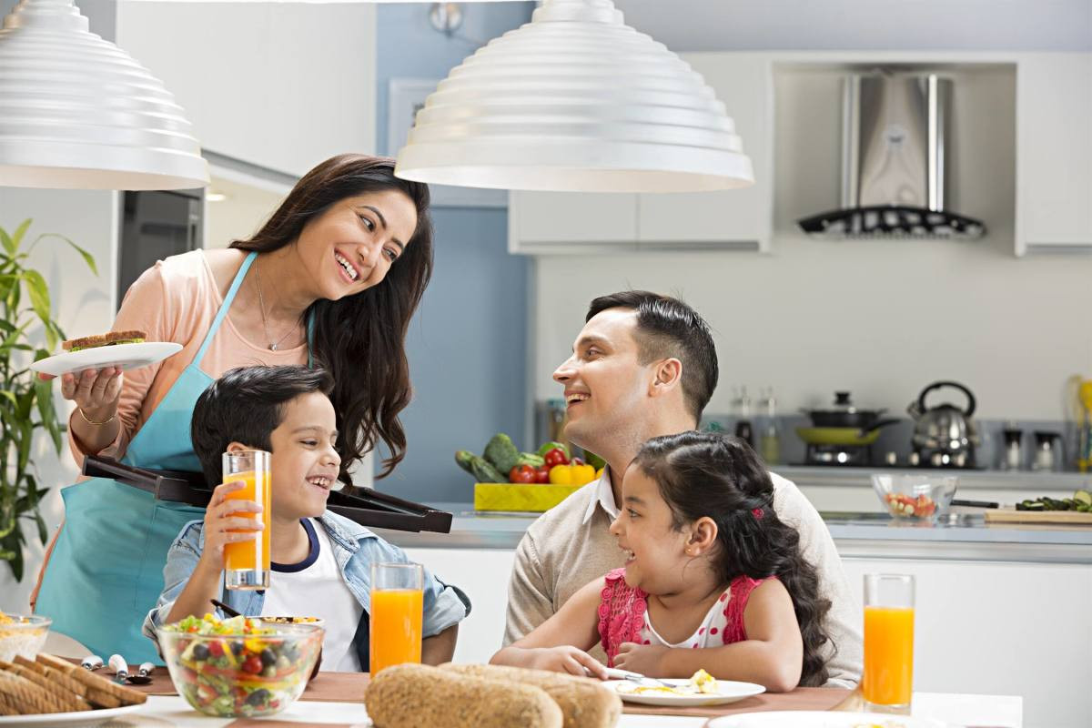 Cả nhà cùng nhau nâng ly chúc mừng khoảnh khắc sum vầy