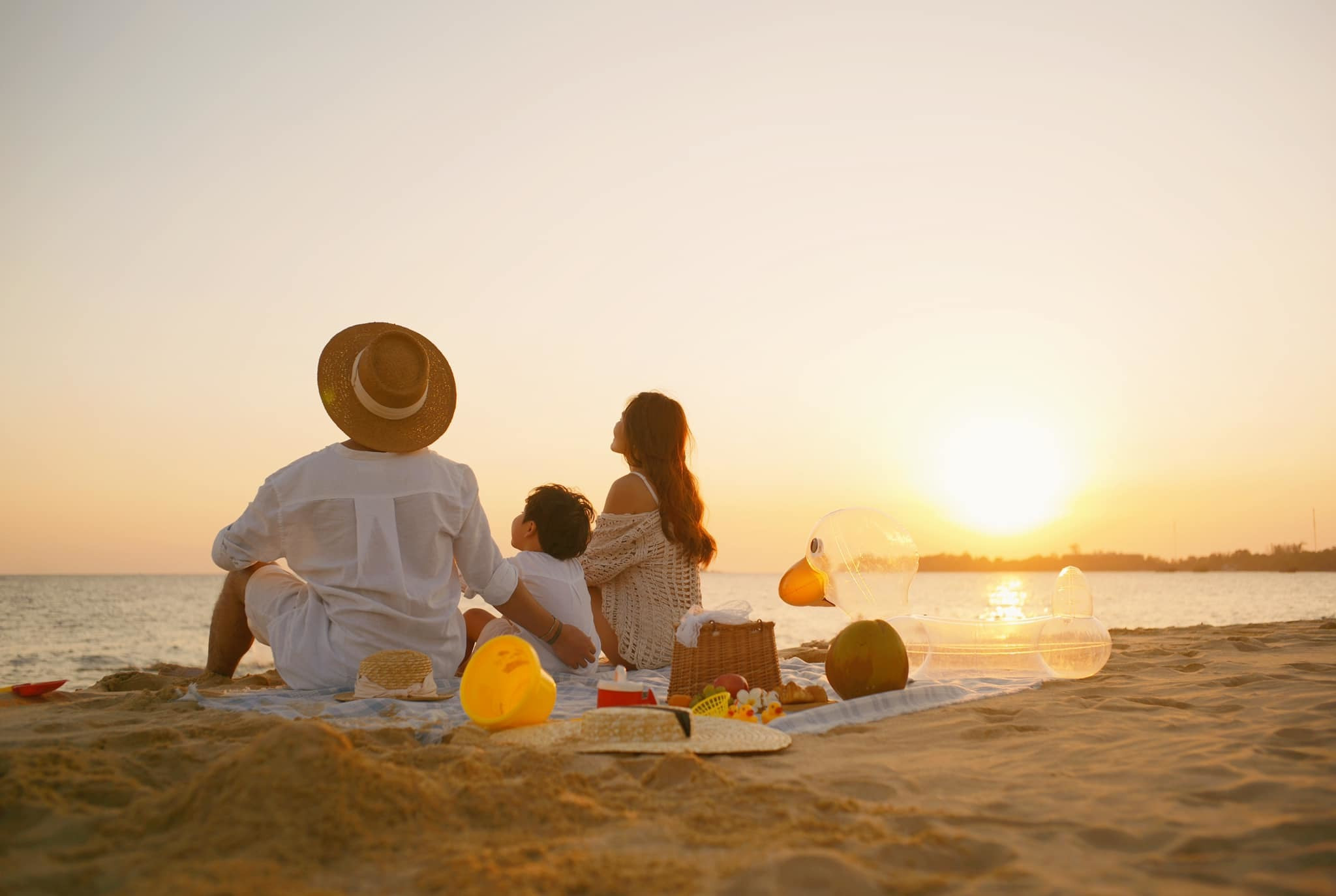 Cả nhà cùng nhau ngắm nhìn cảnh biển và hoàng hôn tuyệt đẹp