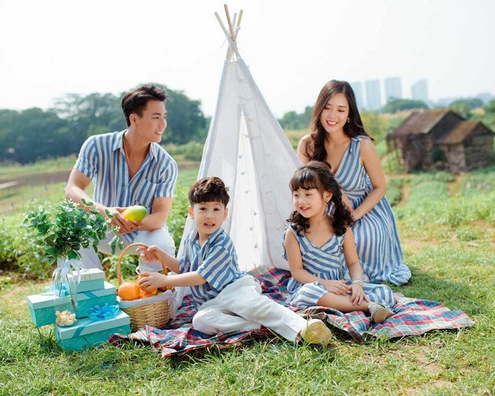 Cả nhà cùng nhau tận hưởng buổi picnic ngoài trời đầy thú vị