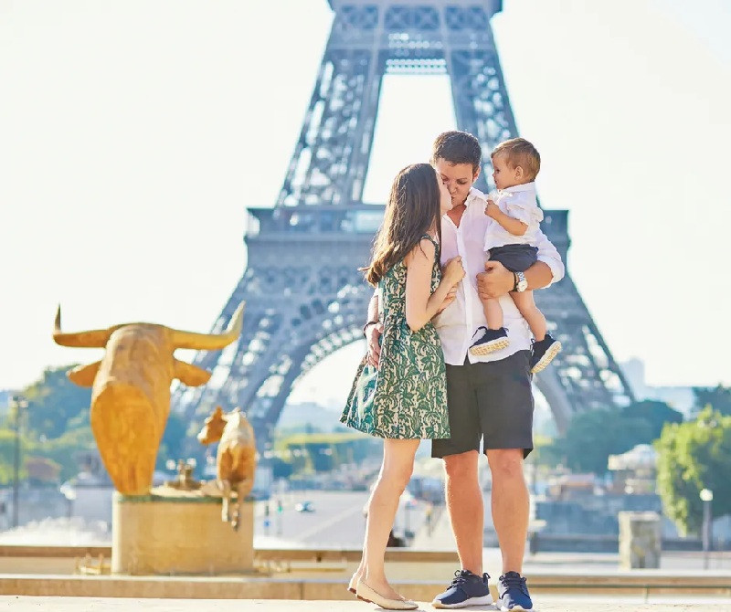 Cả nhà cùng nhau tạo dáng chụp ảnh kỷ niệm tại thủ đô Paris hoa lệ