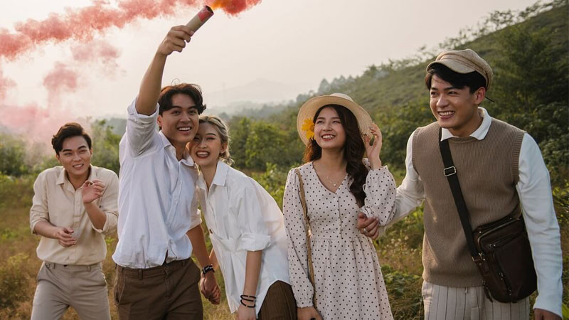 Các bạn trẻ tạo dáng năng động trong bộ ảnh nhóm thanh xuân