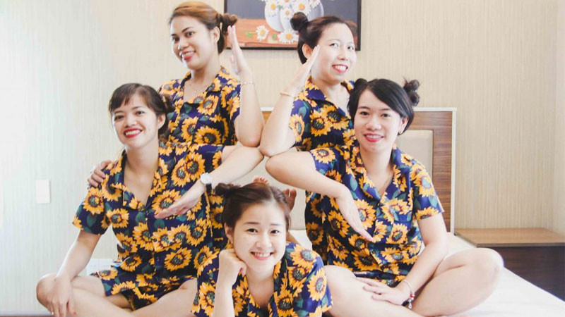 Các bạn trẻ vui đùa và chụp ảnh nhóm hài hước