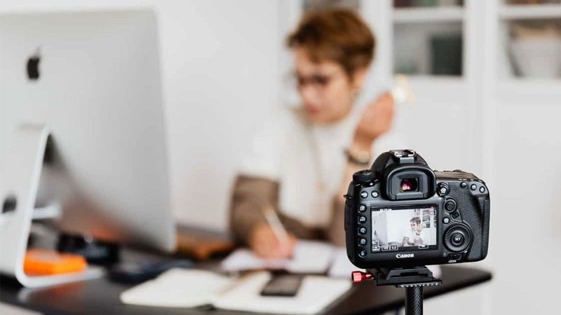 Các biểu tượng minh họa những cách kiếm tiền khác nhau từ hoạt động Vlogging