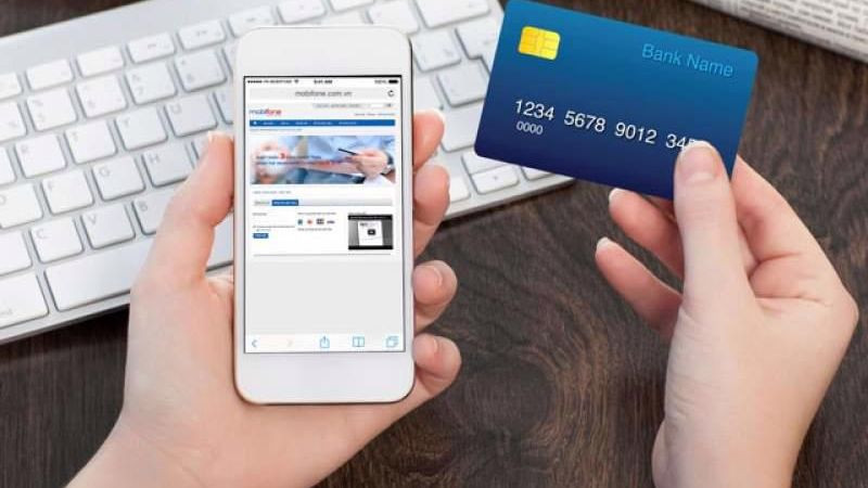 Các biểu tượng túi mua sắm được bảo vệ bởi khiên an ninh, thể hiện tầm quan trọng của việc chỉ mua sắm trực tuyến trên các trang web uy tín để bảo vệ thông tin thẻ và mã CVV/CVC.