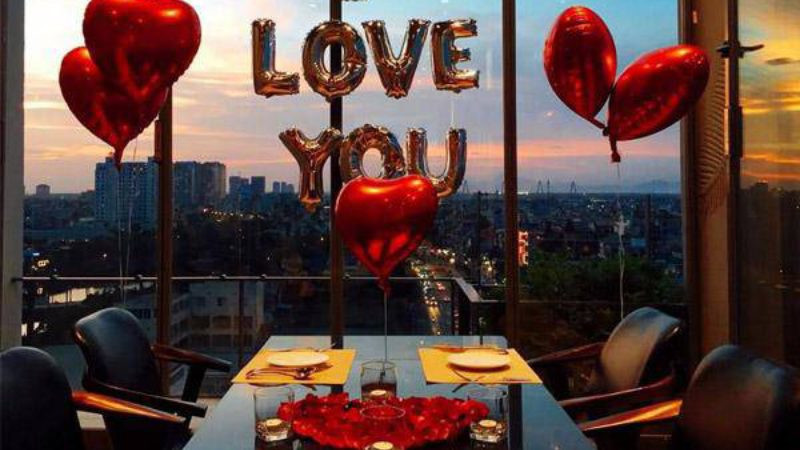 Các cặp đôi cùng nhau tận hưởng buổi hẹn hò lãng mạn vào ngày Valentine