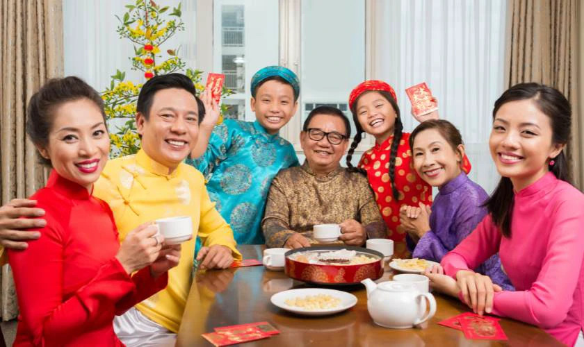 Các cháu vui vẻ, xúng xính áo dài truyền thống cùng phong bao lì xì ngày Tết