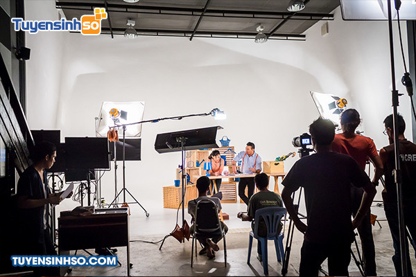 Các diễn viên trên sân khấu hoặc trường quay, thể hiện công việc diễn xuất