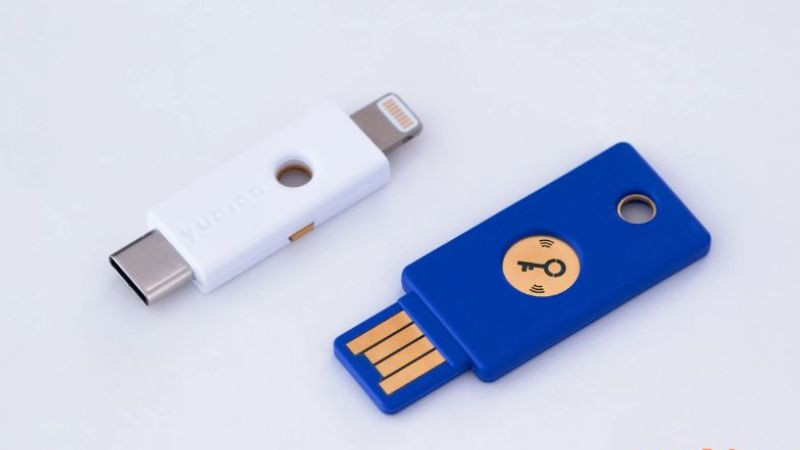 Các dòng sản phẩm YubiKey với thiết kế nhỏ gọn và đa dạng cổng kết nối (USB-A, USB-C, NFC).
