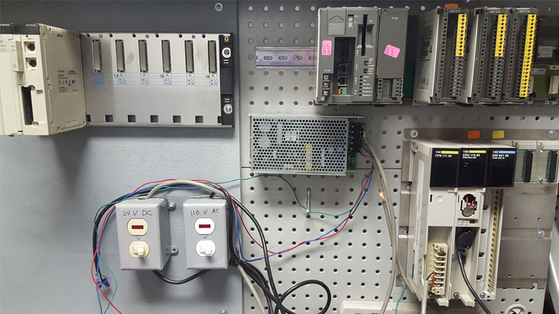 Các module đầu vào/đầu ra (I/O) và module chức năng khác kết nối trong một hệ thống PLC, thể hiện tính linh hoạt và khả năng mở rộng