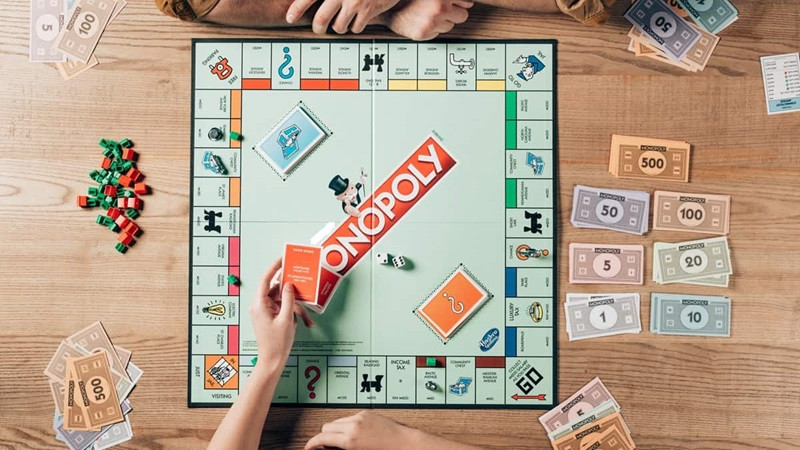 Các ngôi nhà và khách sạn được đặt trên các ô bất động sản màu cam trong Monopoly