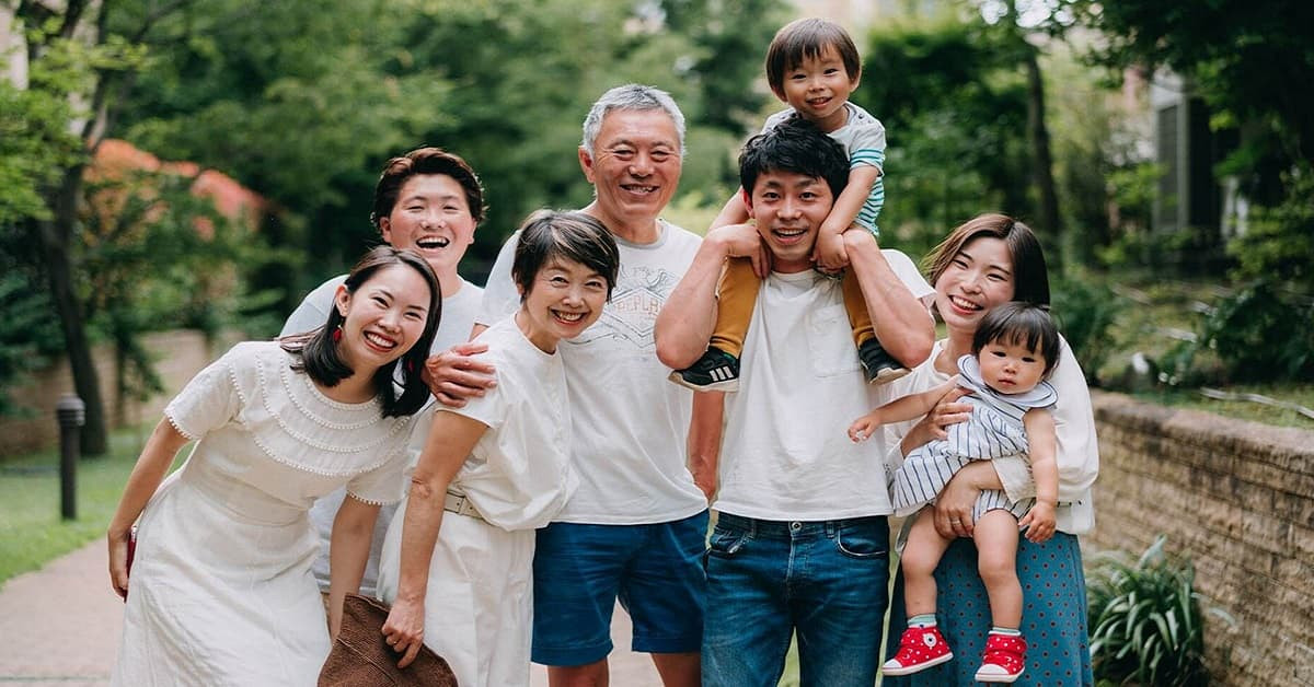 Các thành viên gia đình nhiều thế hệ cùng tạo dáng chụp ảnh kỷ niệm