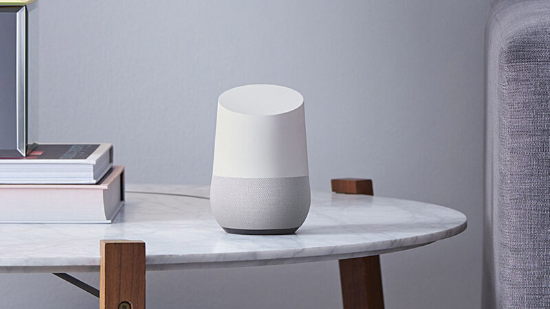 Các thiết bị được hỗ trợ bởi Google Assistant, bao gồm loa thông minh Google Home và điện thoại Pixel