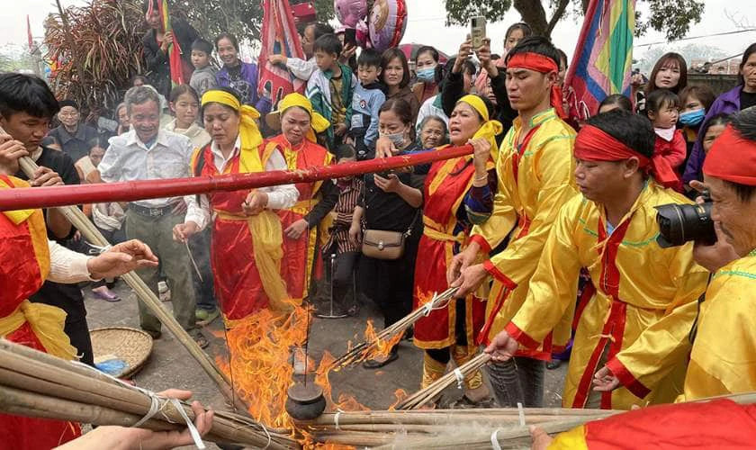 Các tiết mục biểu diễn hát Xoan tại sân khấu lễ hội