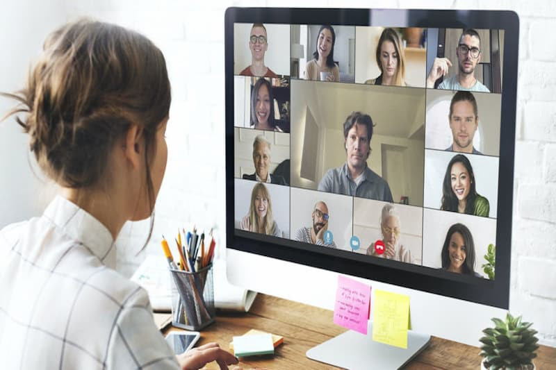 Các tùy chọn trong cửa sổ chat Google Hangouts, bao gồm biểu tượng cảm xúc và đính kèm tệp